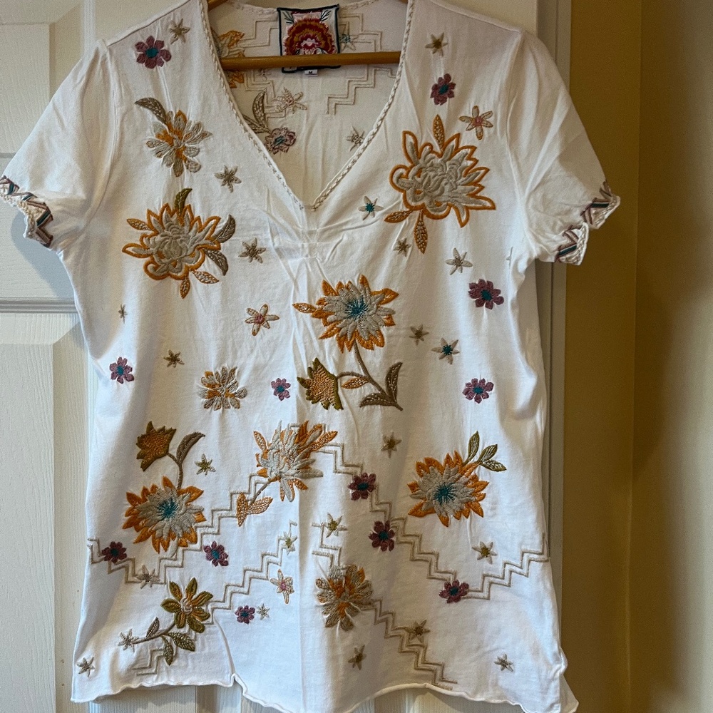 Johnny Was White Embroidered, Cotton, Short Sleeved Tunic/TShirt Medium